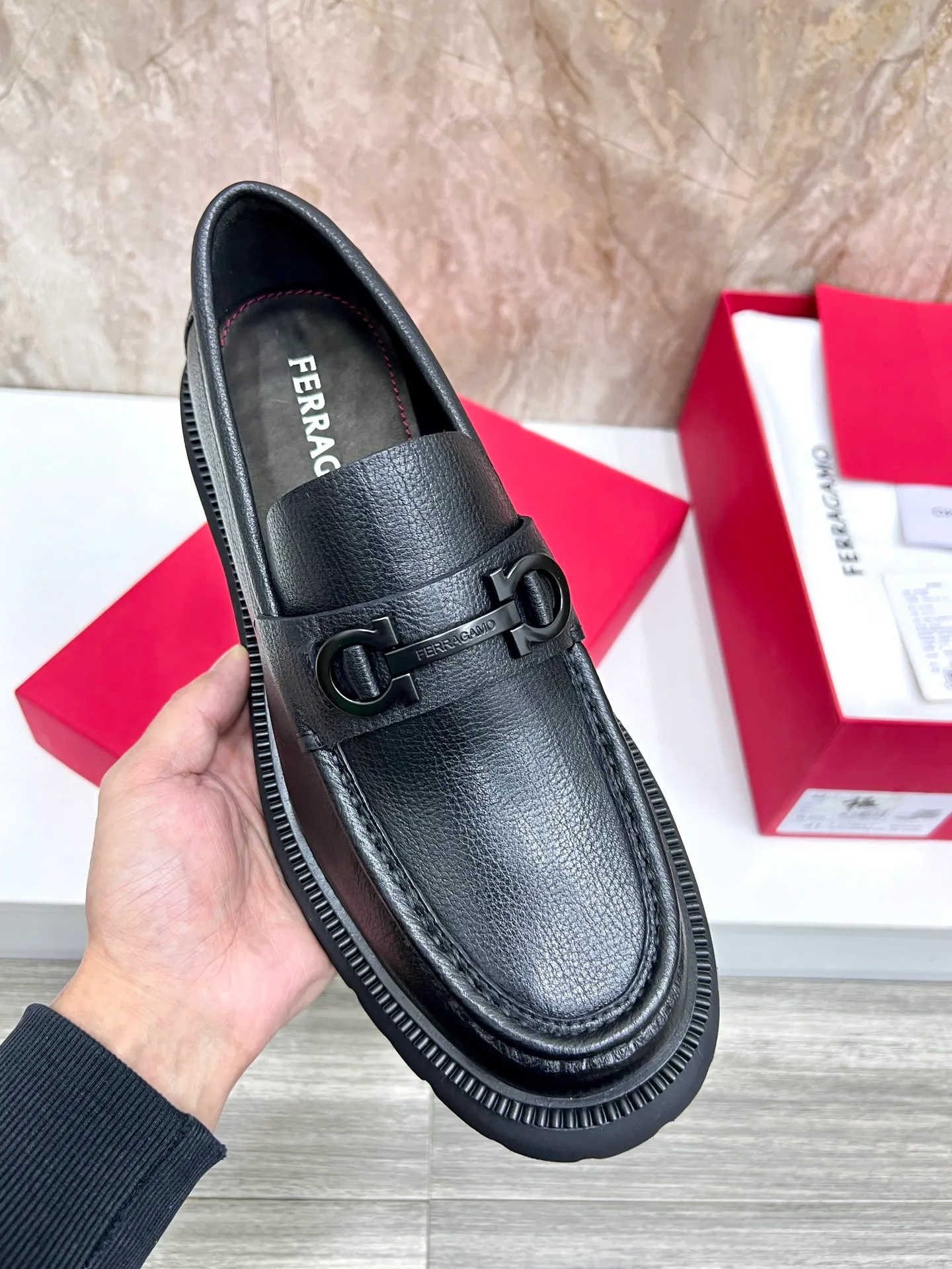 Original quality P780 Brand: Ferragamo Standard code: Men's code 39.40.41.42.43.44 Grade: Same style as the official website High-quality men's shoes Material: Customized first-layer calfskin with water-dyed cowhide lining Cowhide tiptoe Original non-slip and wear-resistant rubber outsole Style category: Men's formal business leather shoes are young and fashionable European and American trends British style Casual matching Comfortable feet Color: actual picture